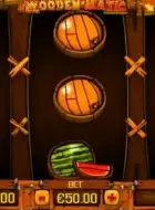 Jeu de casino Woodenmatic avec ambiance boisée vintage.